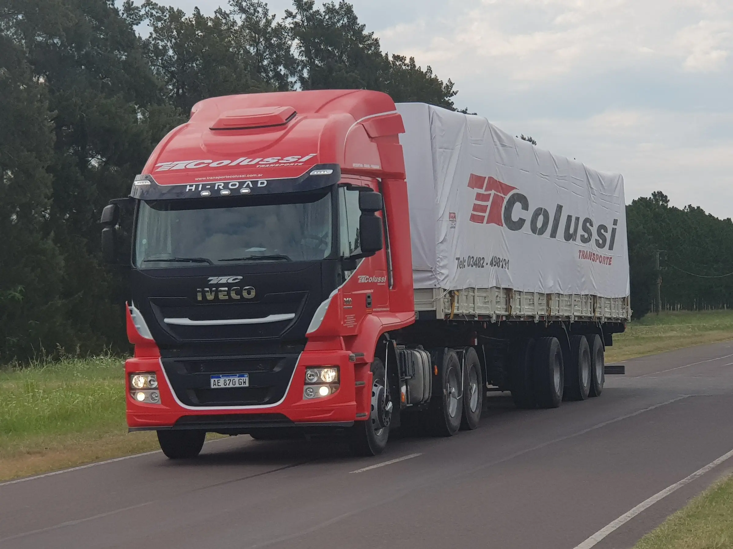 Camión de Transporte Colussi con semirremolque curtain sider en ruta