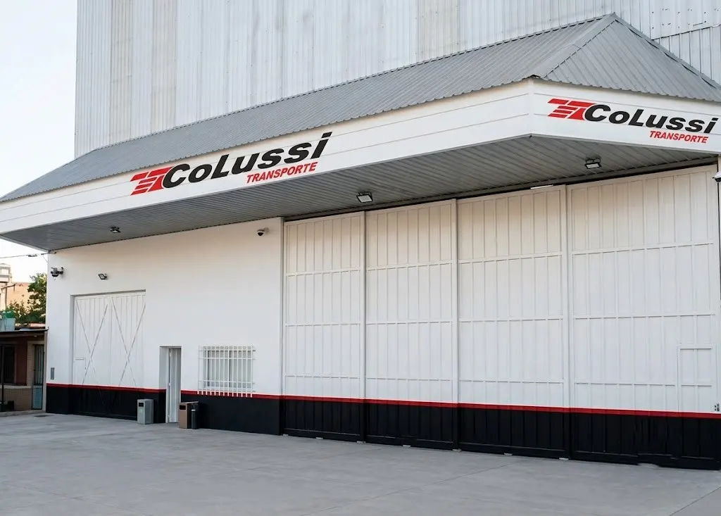 Fachada de las instalaciones de Transporte Colussi con el logo de la empresa sobre el frente
