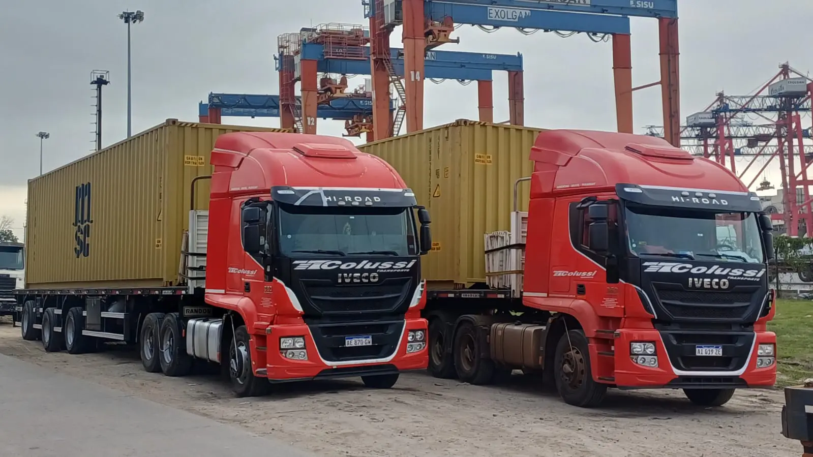 Equipos de Transporte Colussi con contenedores de 40 pies cargados en terminal portuaria
