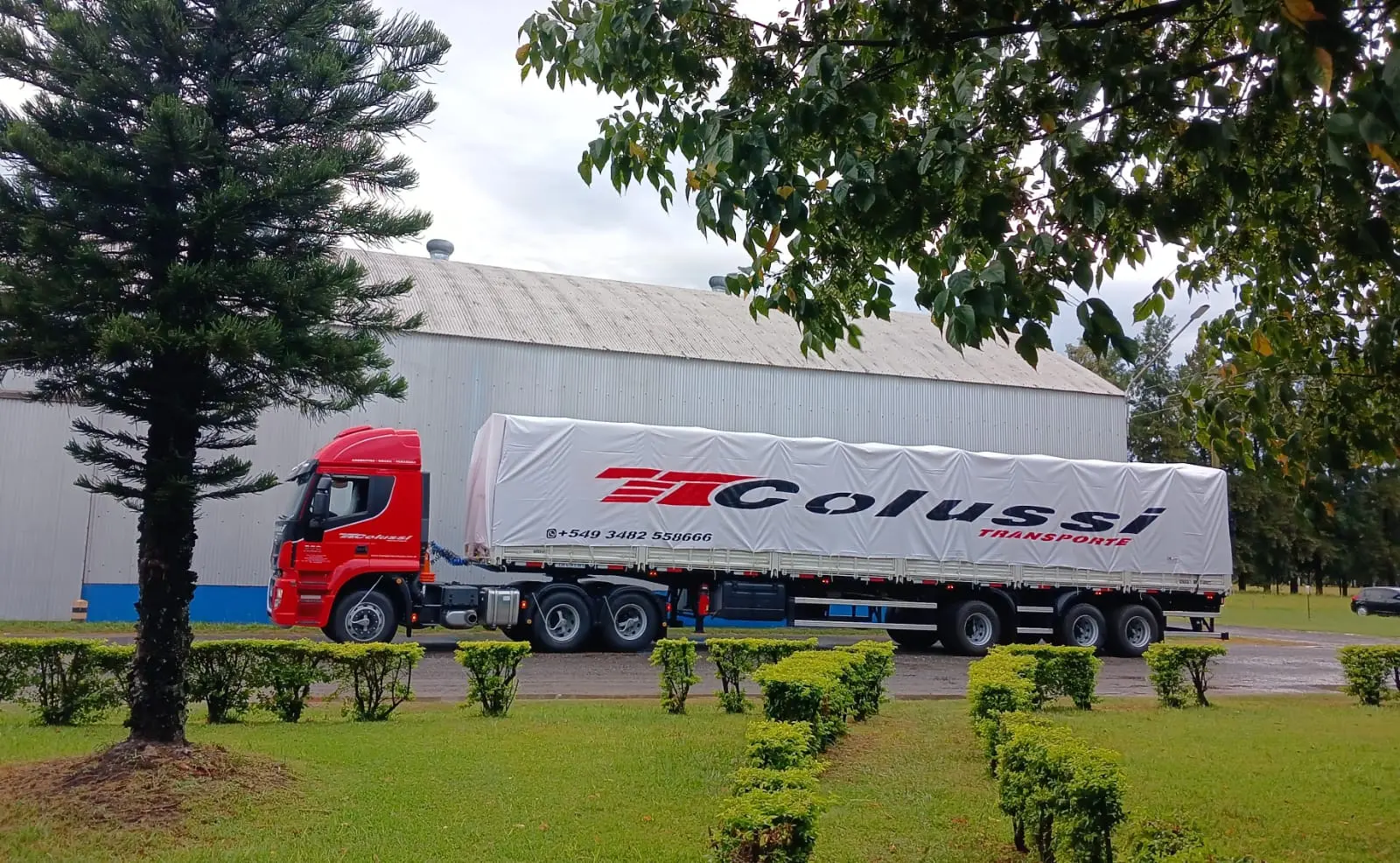 Semirremolque curtain sider de Transporte Colussi con la lona institucional de la empresa