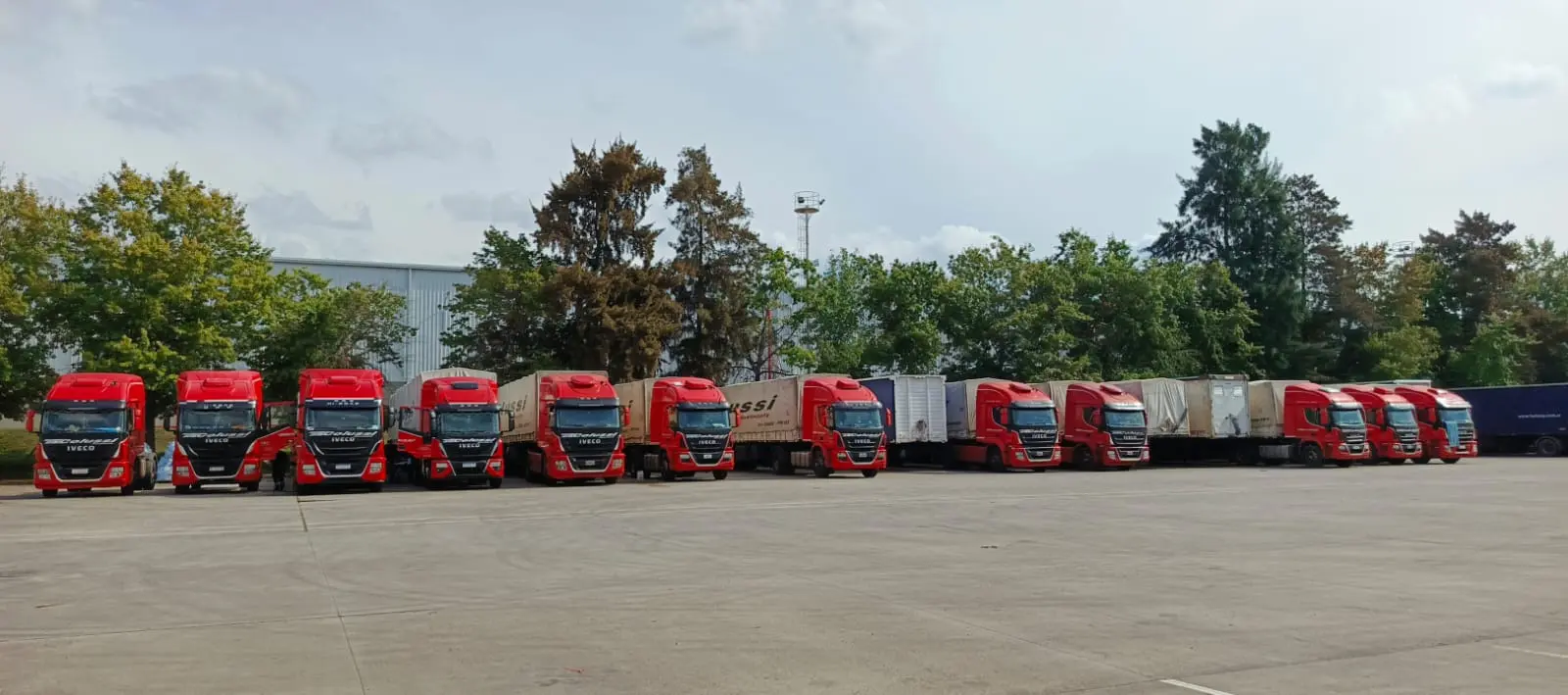 Formación completa de la flota de Transporte Colussi con sus semirremolques estacionados